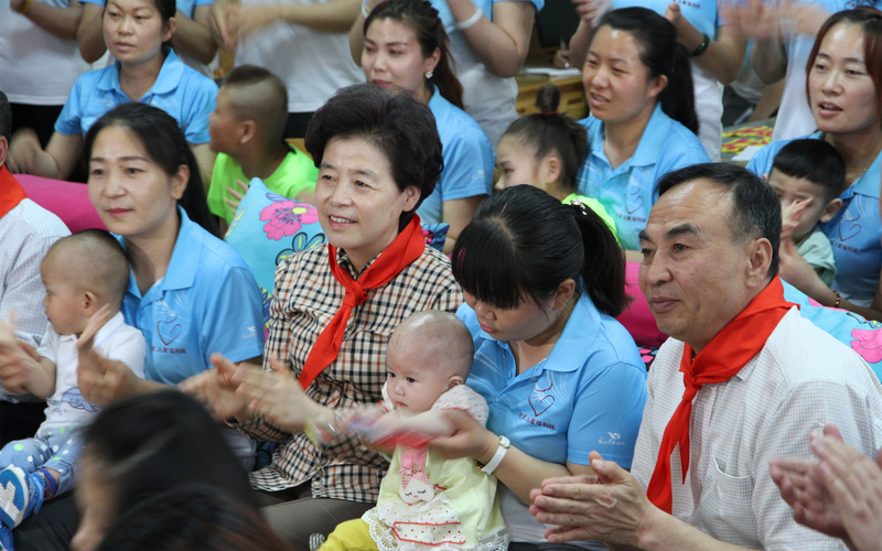 咸辉主席观看孩子们表演节目 咸辉主席观看孩子们表演节目