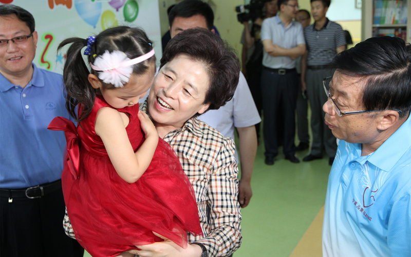 咸辉主席与孩子们亲切交谈 咸辉主席与孩子们亲切交谈