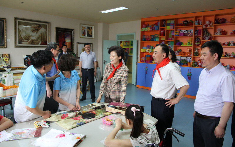 咸辉主席参观孩子们生活、学习环境 咸辉主席参观孩子们生活、学习环境