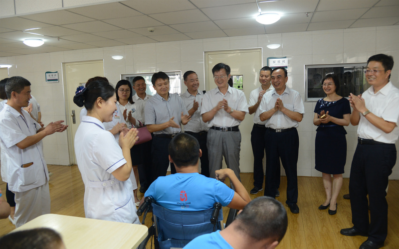 4在宁夏社会福利院考察调研并与患者互动 4在宁夏社会福利院考察调研并与患者互动