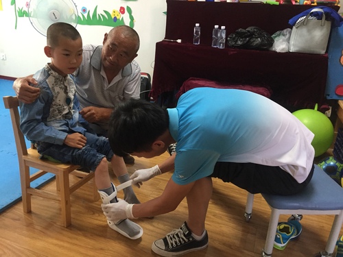 现场试穿矫形鞋 现场试穿矫形鞋